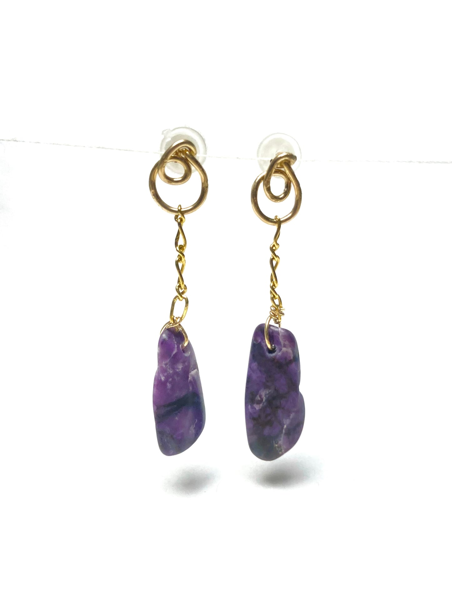 Borchie in oro Sugilite