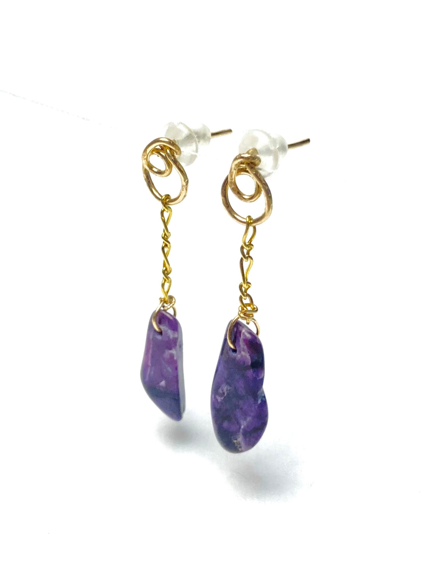 Borchie in oro Sugilite